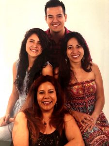 Foto del escritorio de Francisco Velásquez: con su madre y sus hermanas.