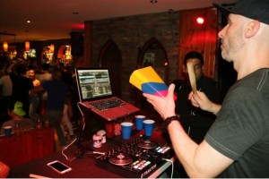 DJ Pierre Faubert dirigiendo el ritmo en la fiesta “Changó, soirée colombienne”.