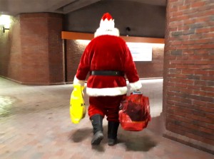 Santa Claus se dirige a la estación del metro.