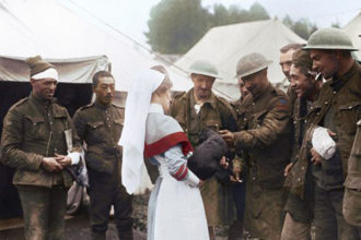 Estación de compensación de siniestros. Algunos canadienses heridos presentan a una enfermera con un perro sacado de las trincheras. Octubre de 1916 (Canadá. Departamento de Defensa Nacional/Biblioteca y Archivos de Canadá/PA-000931)