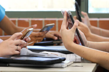 Ontario y otras provincias avanzan hacia la prohibición de celulares y redes sociales en escuelas